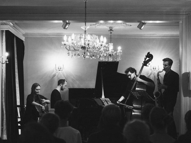 Schwarz-weiß-Foto vom Keno Harriehausen Quartet im Konzert