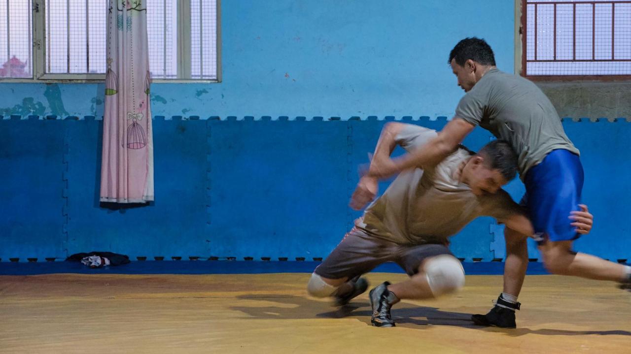 Zwei Männer ringen im Trainingsraum des Ringerklubs Maiwand in Kabul miteinander
