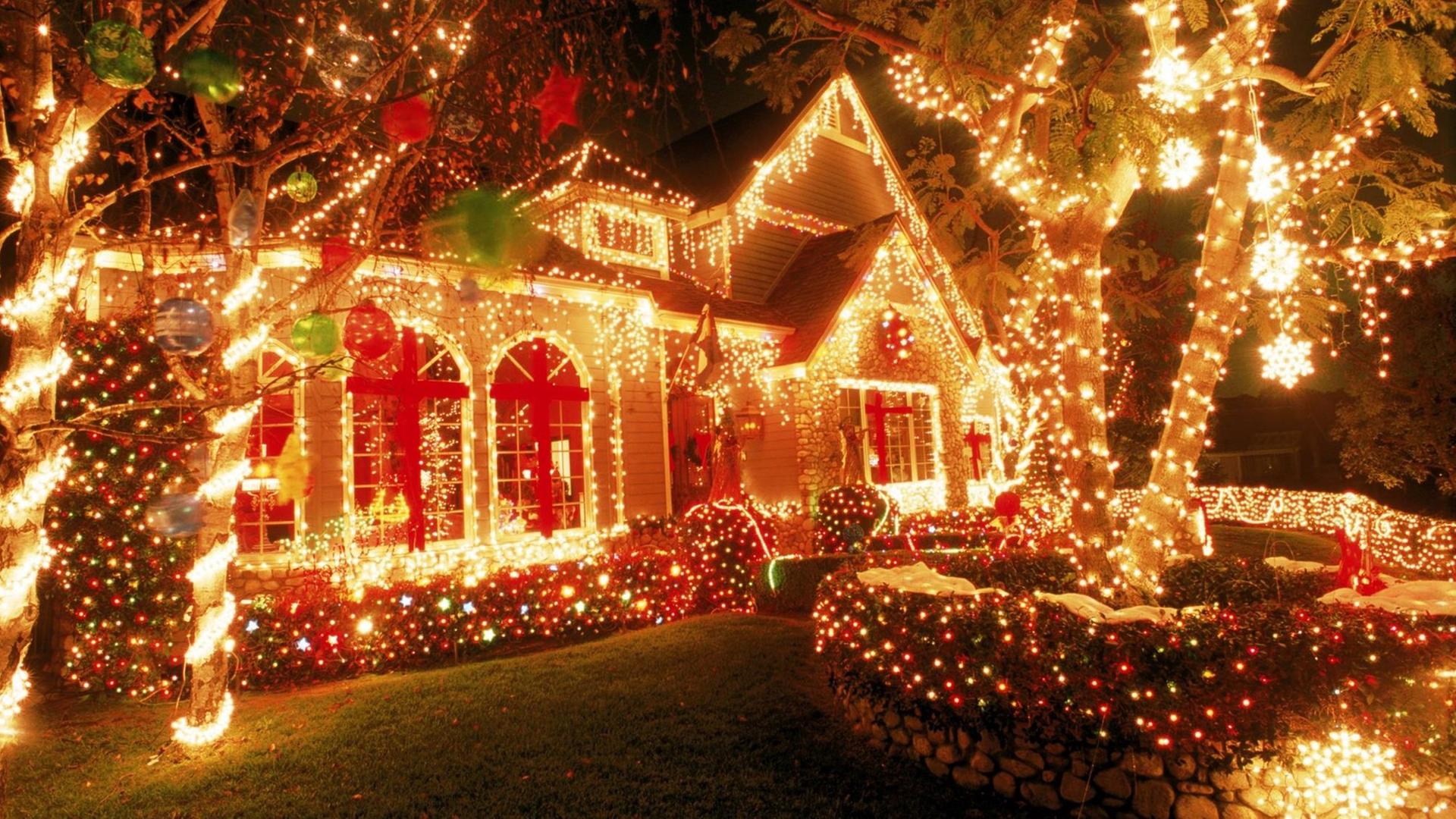Ein weihnachtlich beleuchtetes Haus in Kalifornien.