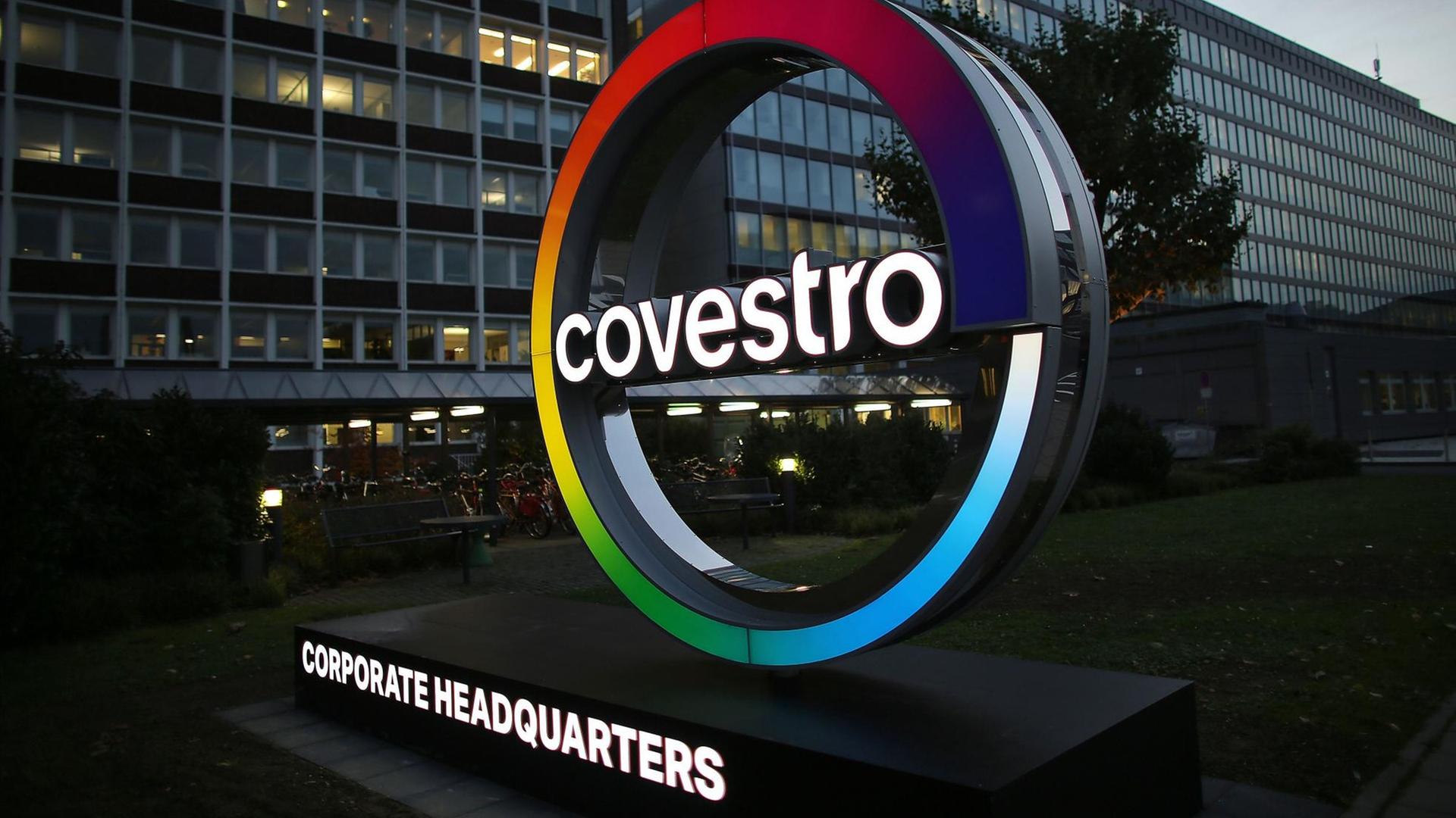 Das Logo der Bayer Tochter Covestro leuchtet am 28.10.2015 in Leverkusen (Nordrhein-Westfalen) auf dem Gelände des Chemieparks.