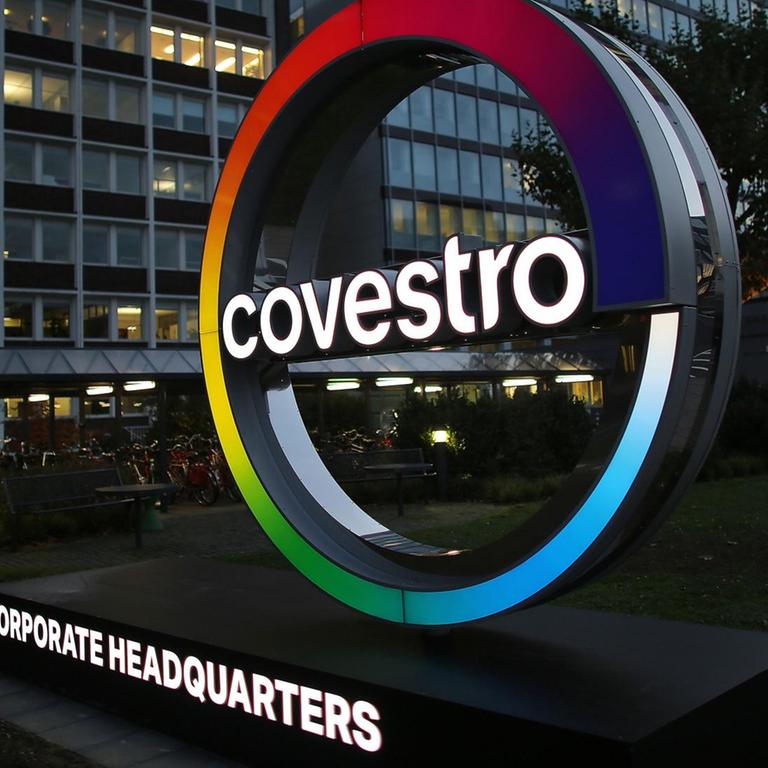 Das Logo der Bayer Tochter Covestro leuchtet am 28.10.2015 in Leverkusen (Nordrhein-Westfalen) auf dem Gelände des Chemieparks.