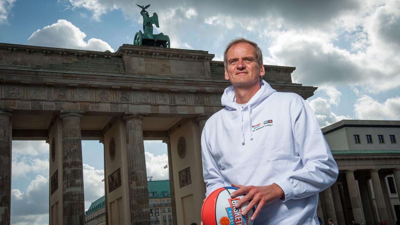 Henning Harnisch, Vize-Präsident des Basketball-Bundesligisten ALBA Berlin, steht am 19.08.2014 vor dem Brandenburger Tor in Berlin.