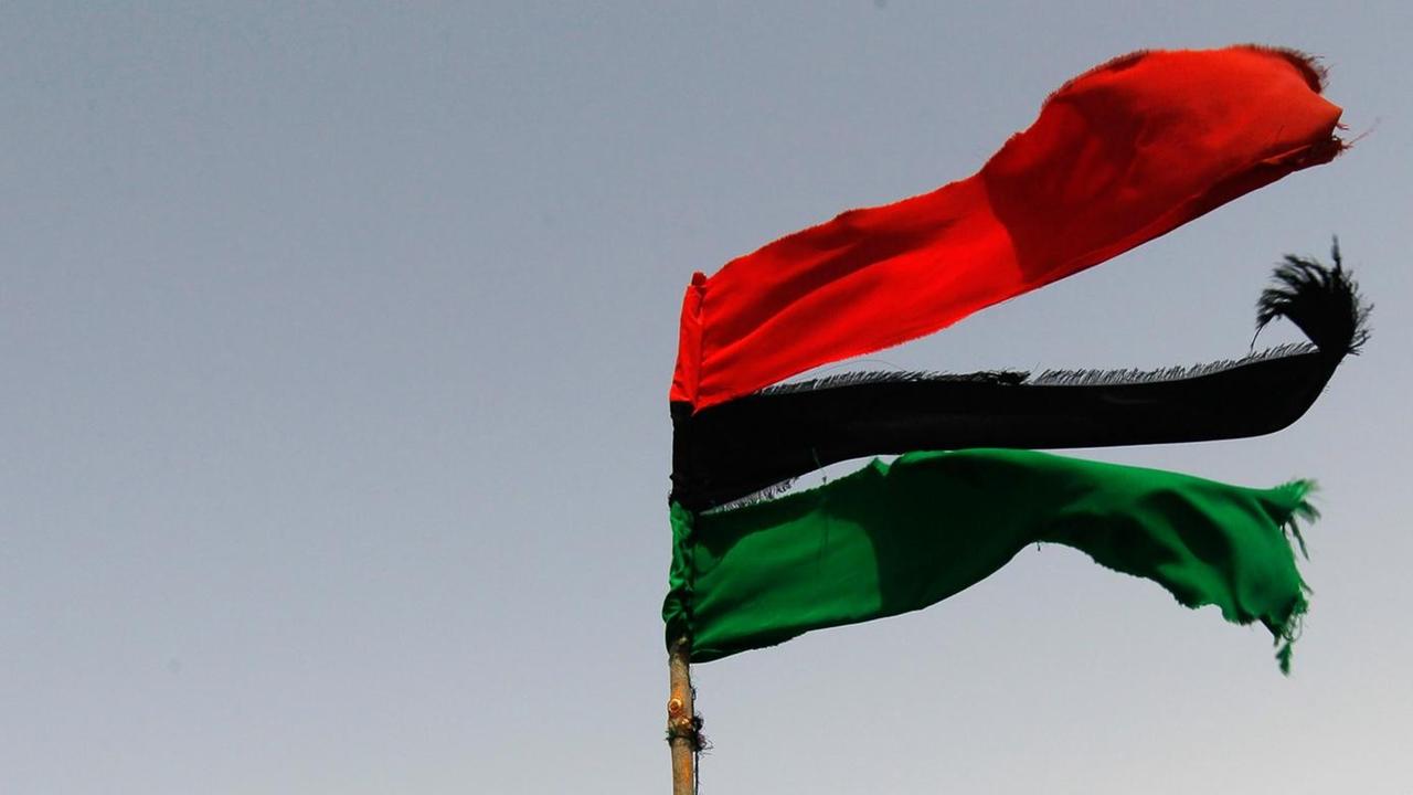 Die zerfetzte libysche Flagge, befestigt an einem LKW.