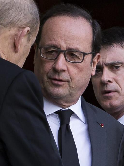 Belgiens Verteidigungsminister Jean-Yves Le Drian, Frankreichs Präsident Francois Hollande und Frankreichs Premierminister Manuel Valls.