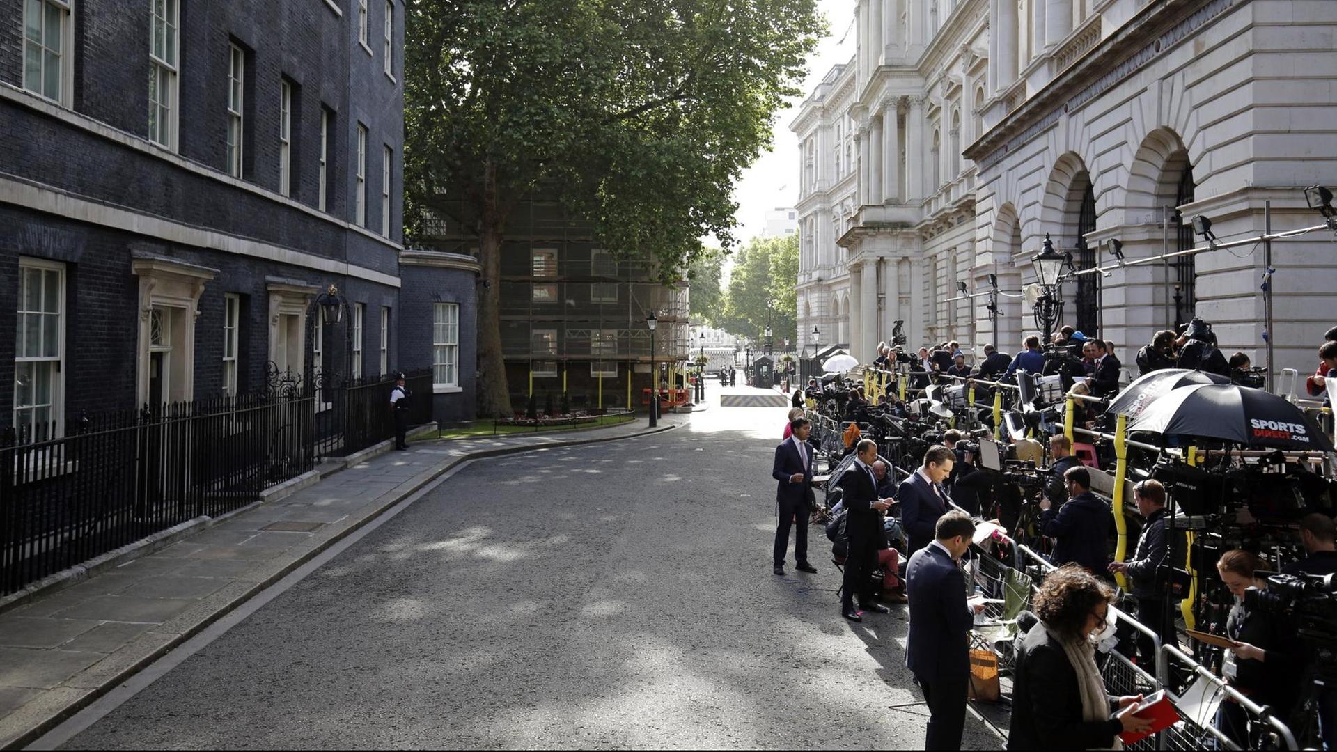 Spannung am Morgen nach der Wahl: Medienvertreter an der Downing Street 10, der offiziellen Residenz von Großbritanniens Premierministerin Theresa May in der Londoner Innenstadt.
