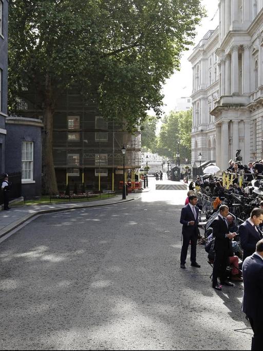Spannung am Morgen nach der Wahl: Medienvertreter an der Downing Street 10, der offiziellen Residenz von Großbritanniens Premierministerin Theresa May in der Londoner Innenstadt.