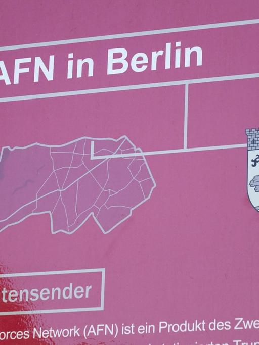 13.05.2018, Dahlem, Podbielskiallee, Berlin, Eine Informationstafel steht vor dem ehemaligen AFN Gebäude.