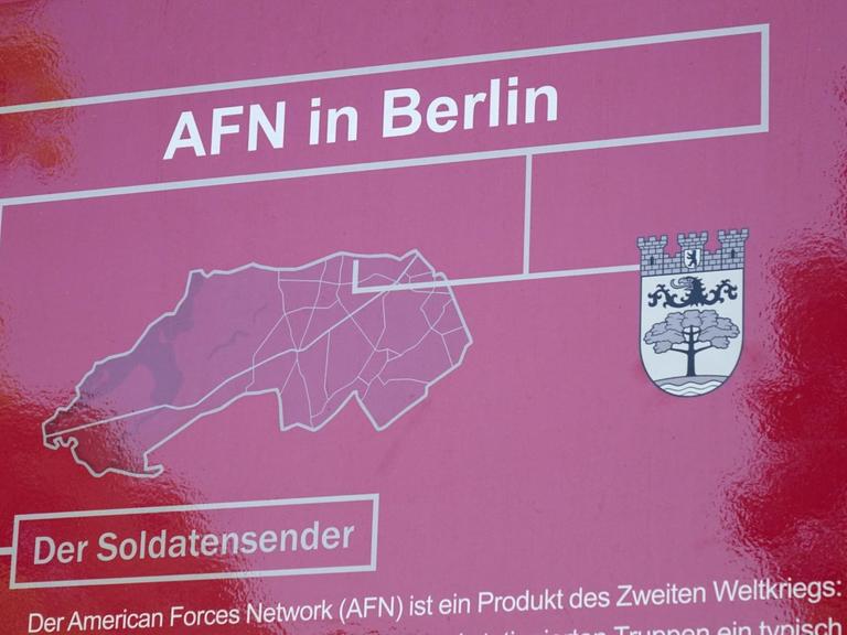 13.05.2018, Dahlem, Podbielskiallee, Berlin, Eine Informationstafel steht vor dem ehemaligen AFN Gebäude.