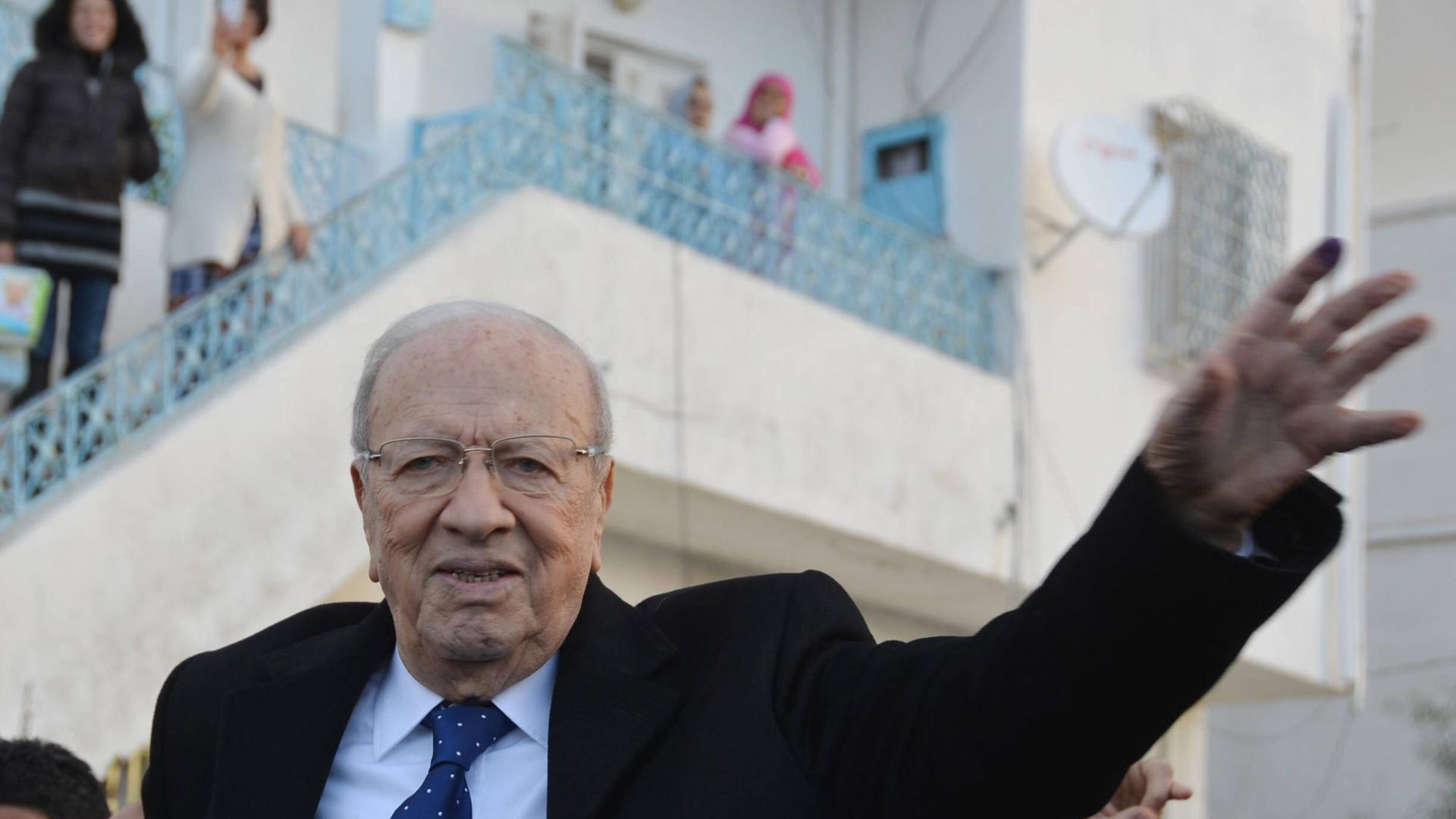 Der ehemalige Regierungschef Béji Caid Essebsi erklärt sich zum Sieger der Stichwahl um das tunesische Präsidentenamt.