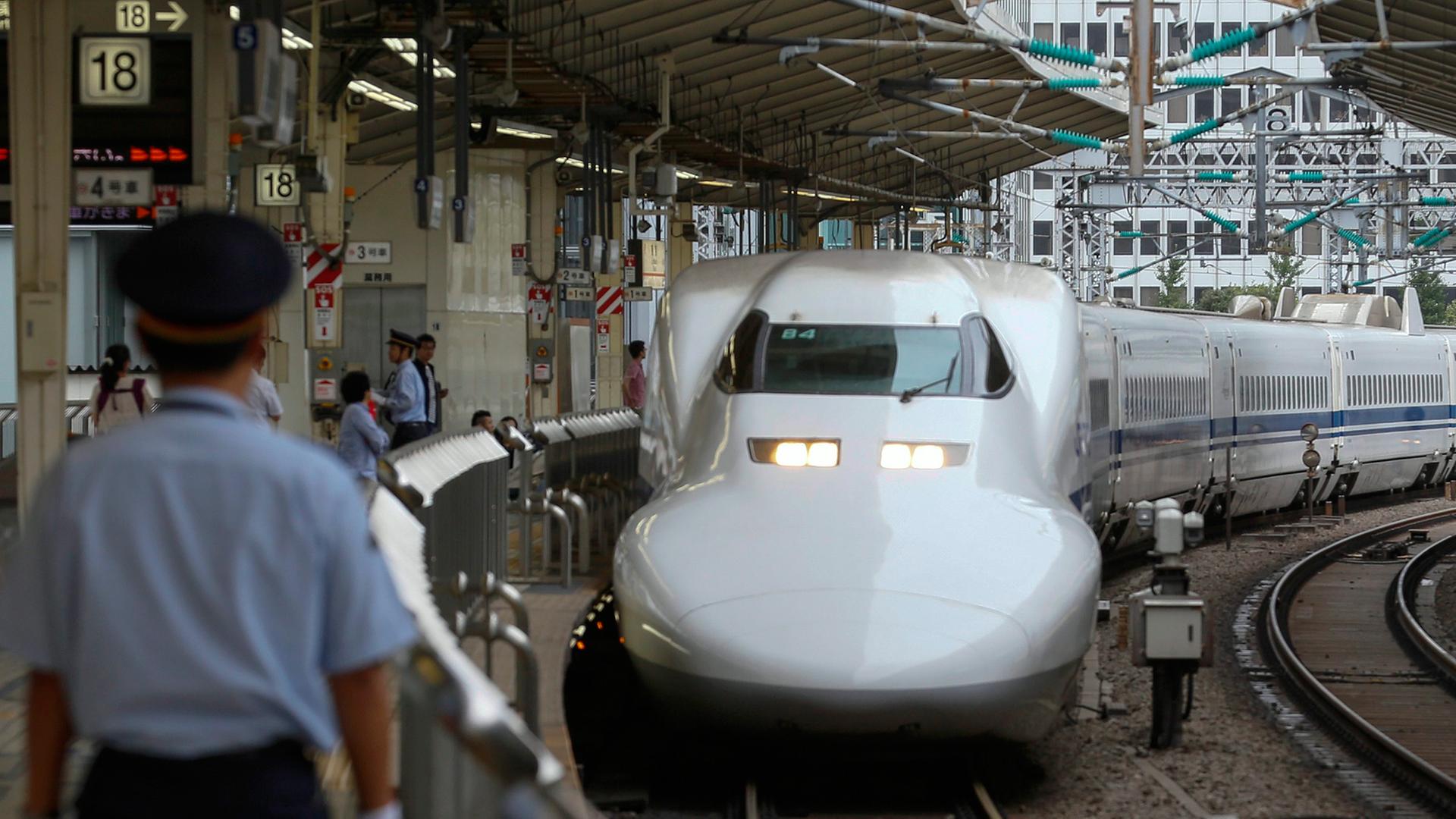 Ein Shinkansen fährt in den Bahnhof von Tokio ein (16 September 2013).