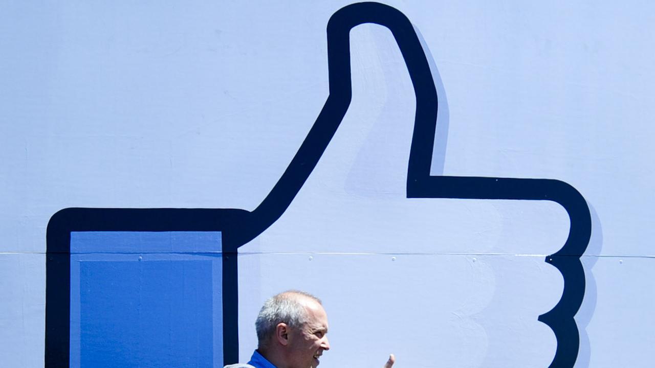 Mann vor der Gefällt-mir-Geste von Facebook