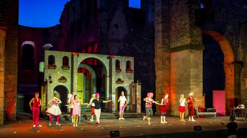 Ensemblemitglieder proben bei den Festspielen in Bad Hersfeld (Hessen) eine Szene des Musicals «Kiss Me, Kate»