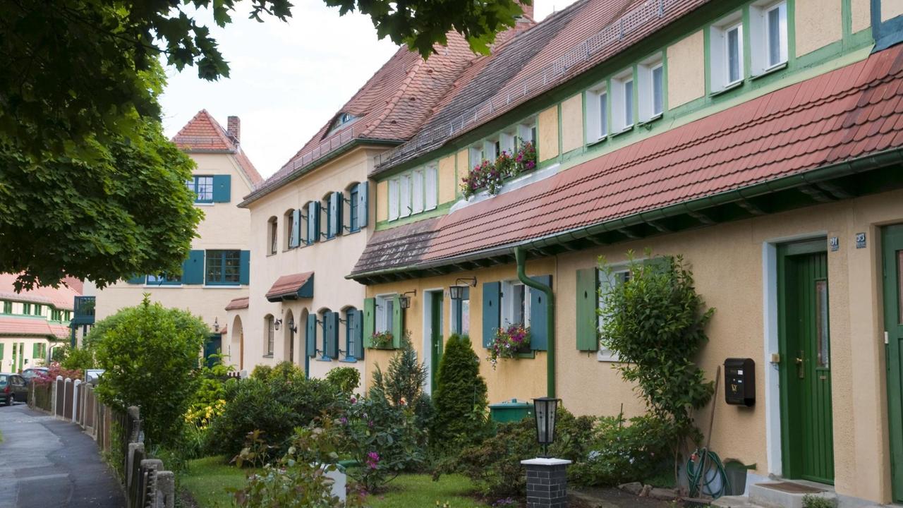 Die Gartenstadt Hellerau in Dresden. Häuser mit Gärten davor. 