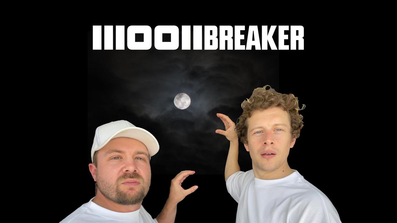 Zwei Männer versuchen den amdunklen Hintergrund schimmernden Mond zu greifen. Über ihnen steht in weißer Schrift "Moonbreaker".
