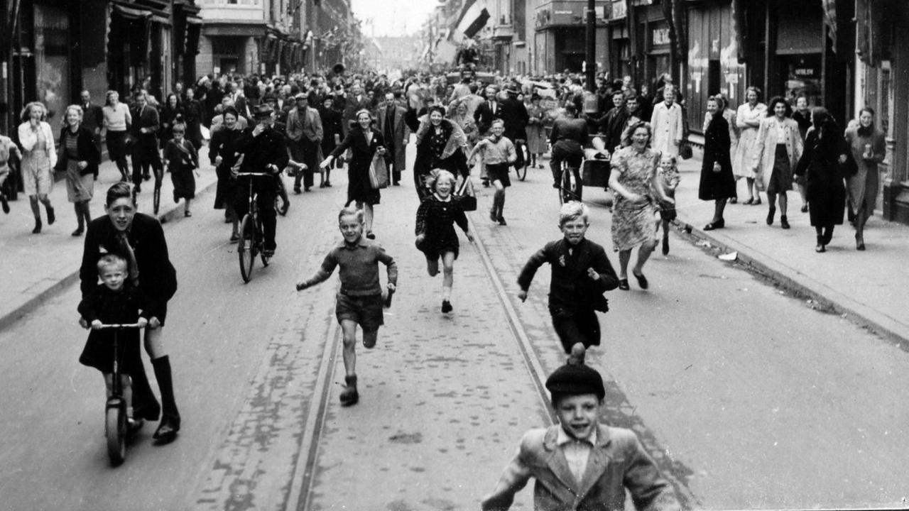 Jubelnde Menschen auf der Straße - aufgenommen am Tag der Befreiung der Niederlande von den deutschen Besatzern am 5. Mai 1945