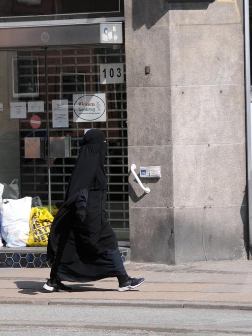 Frau in schwarzem Niqab in der dänischen Hauptstadt Copenhagen, Denmark 19 April 2018
