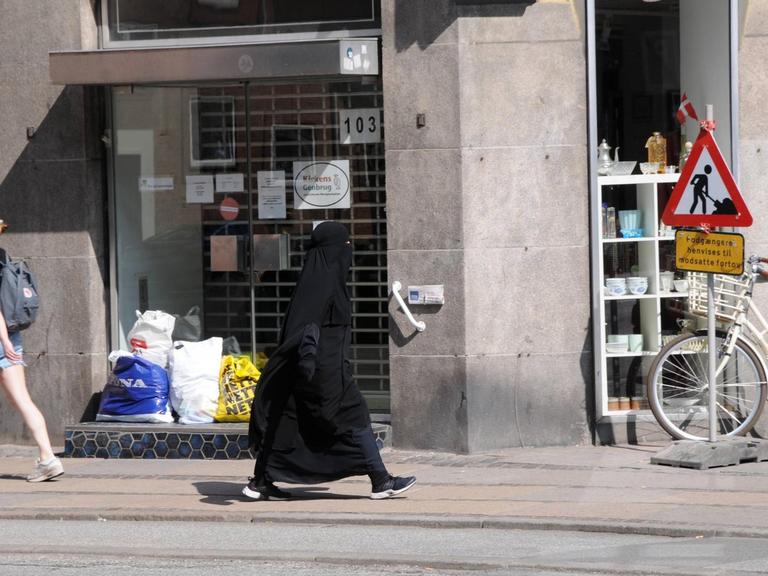 Frau in schwarzem Niqab in der dänischen Hauptstadt Copenhagen, Denmark 19 April 2018