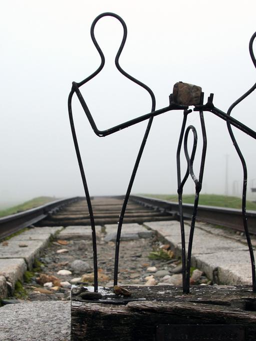 Am Ende des Gleises im Vernichtungslager Auschwitz-Birkenau steht eine Plastik, die an das Zerreißen der Familien auf der Rampe erinnert.