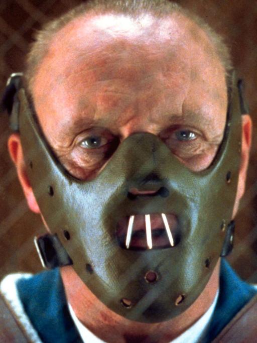 US-Schauspieler Anthony Hopkins als Dr. Hannibal Lecter trägt im Film eine Gesichtsmaske mit Beißschutz (undatiertes Szenenfoto). Der Kannibale Hannibal Lecter führt die Liste der Film-Bösewichte an. Insgesamt 100 «Heroes» (Helden) und «Villains» (Bösewichte) Hollywoods sind am 3.6.2003 im US-Fernsehen vorgestellt worden. Das American Film Institute präsentierte das Ergebnis einer Umfrage unter 1500 Schauspielern, Regisseuren und Kritikern, die aus einer Liste von 400 Filmcharakteren ihre Wahl treffen konnten.
