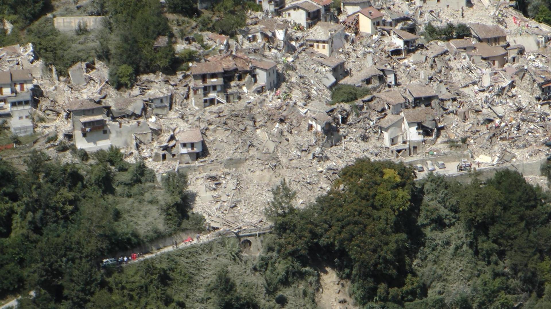 Das Dorf Pescara del Tronto ist bei dem Erd-Beben fast völlig zerstört worden.
