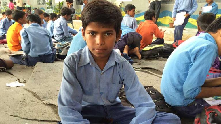 Monu lernt in der freien Schule unter einer Metrobrücke in Neu-Delhi. Er möchte am liebsten Soldat werden.