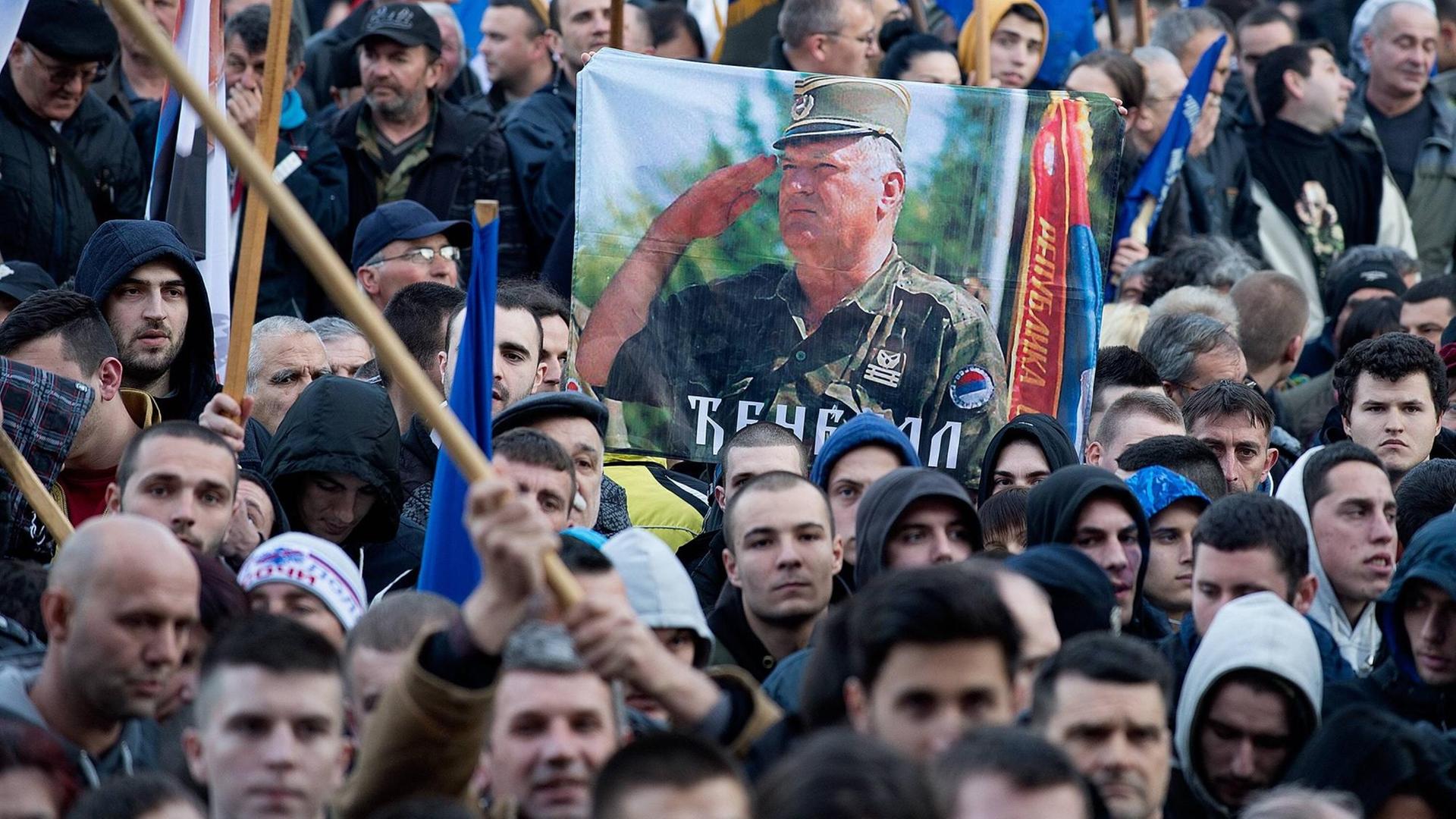 Serbische Nationalisten protestieren in Belgrad am 24.03.2016 gegen die Verurteilung von Radovan Karadzic durch das UNO-Kriegsverbrecher-Tribunal in Den Haag