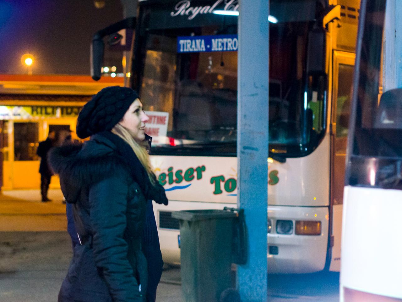 Eine Frau verabschiedet sich am Busbahnhof von Pristina, Kosovo. Der Bus fährt nach Belgrad; von da aus reisen die Flüchtlinge über die ungarische Grenze aus.