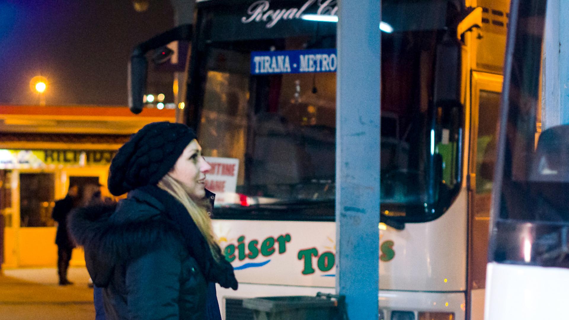 Eine Frau verabschiedet sich am Busbahnhof von Pristina, Kosovo. Der Bus fährt nach Belgrad; von da aus reisen die Flüchtlinge über die ungarische Grenze aus.