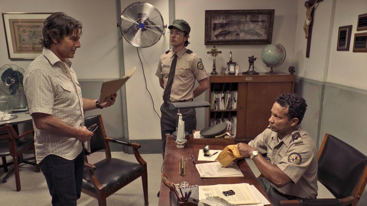 Szenenbild aus "Barry Seal - Only in America": Barry Seal (Tom Cruise) trifft sich mit Manuel Noriega (Alberto Ospina).
