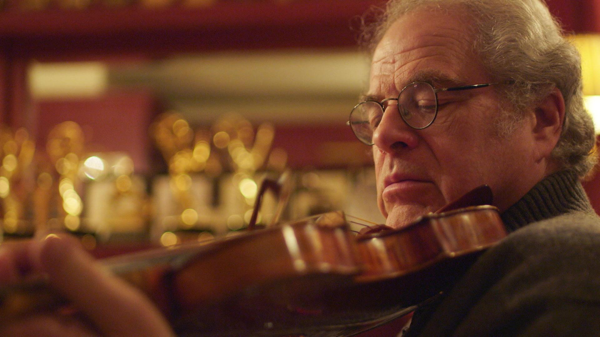 Der Geiger Ithak Perlman spielt mit geschlossenen Augen auf seinem Instrument.