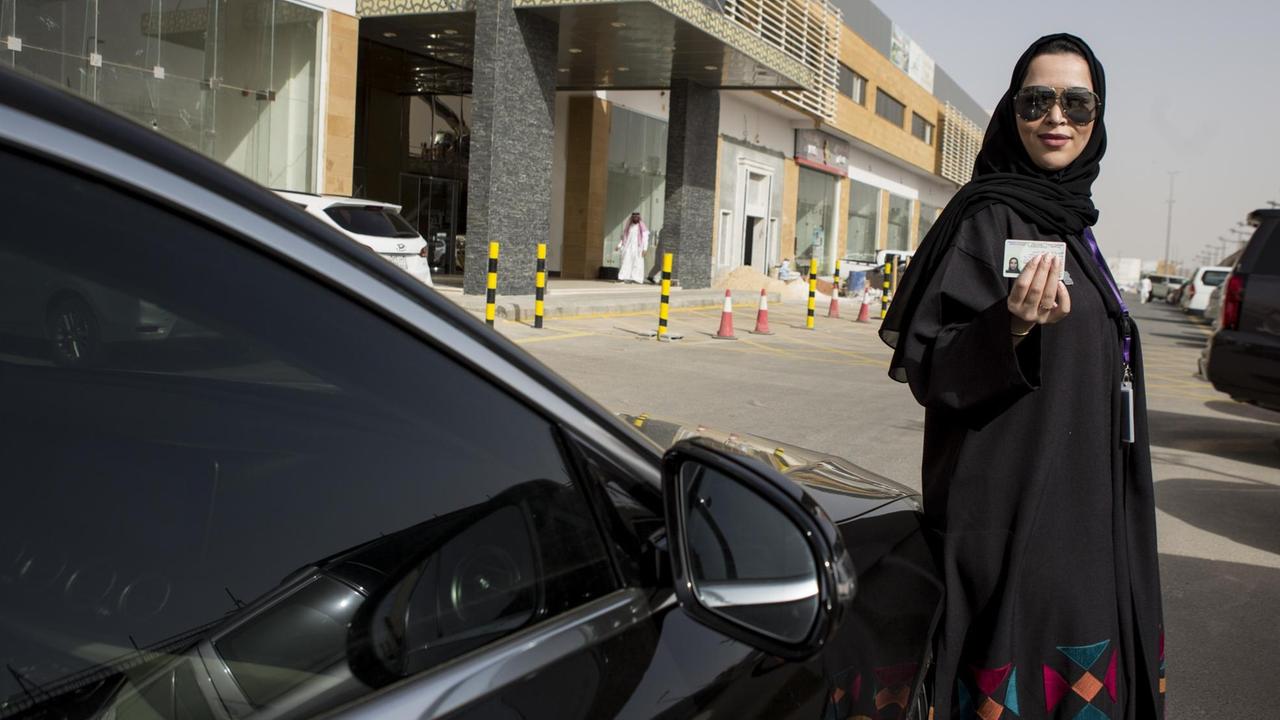 Gamela Aldakhel zeigt ihren neuen Führerschein. Erstmals in der Geschichte Saudi-Arabiens dürfen Frauen in dem islamisch-konservativen Königreich ans Steuer.