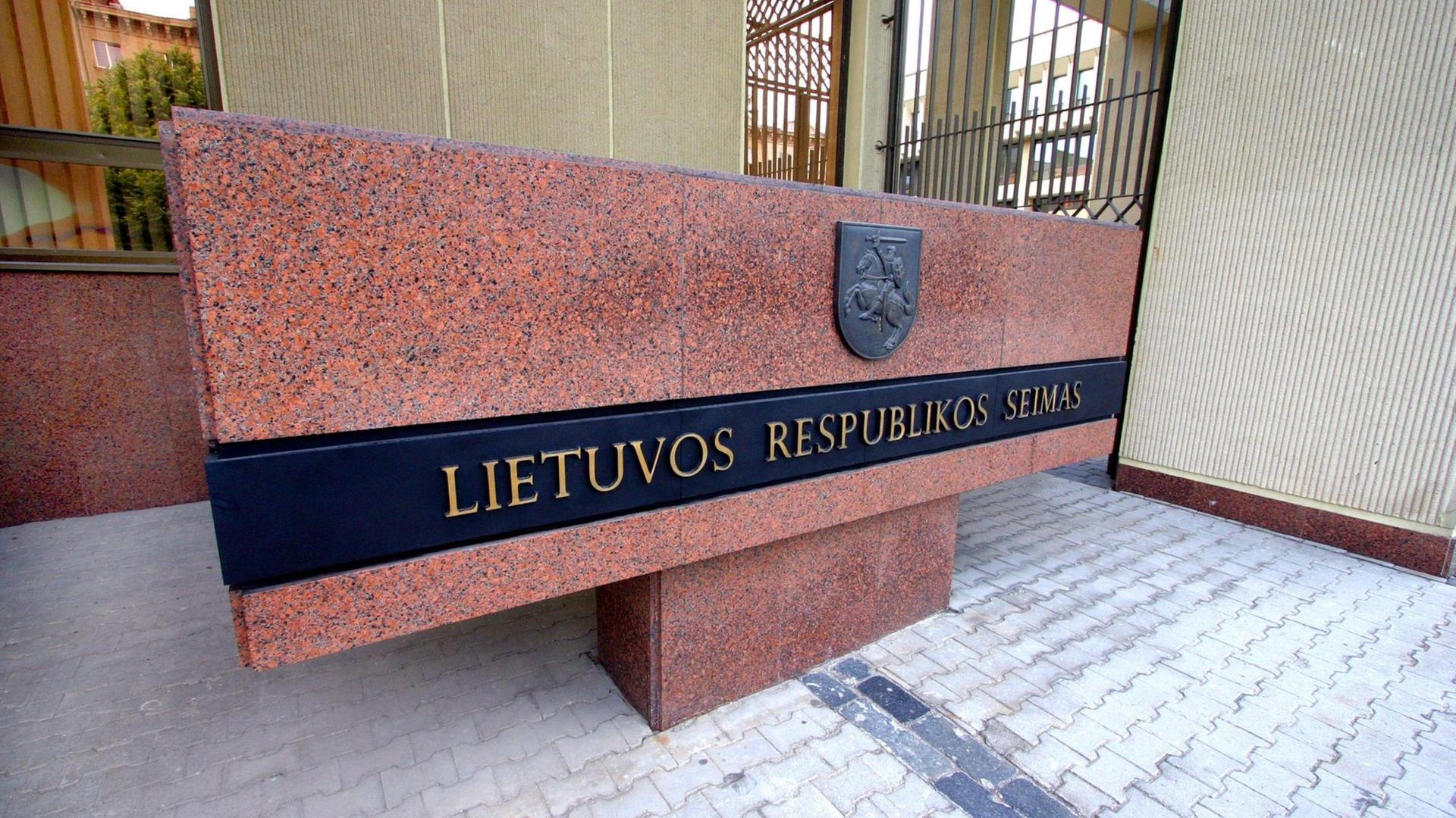 Der Eingang des Parlamentsgebäudes in Vilnius, Litauen