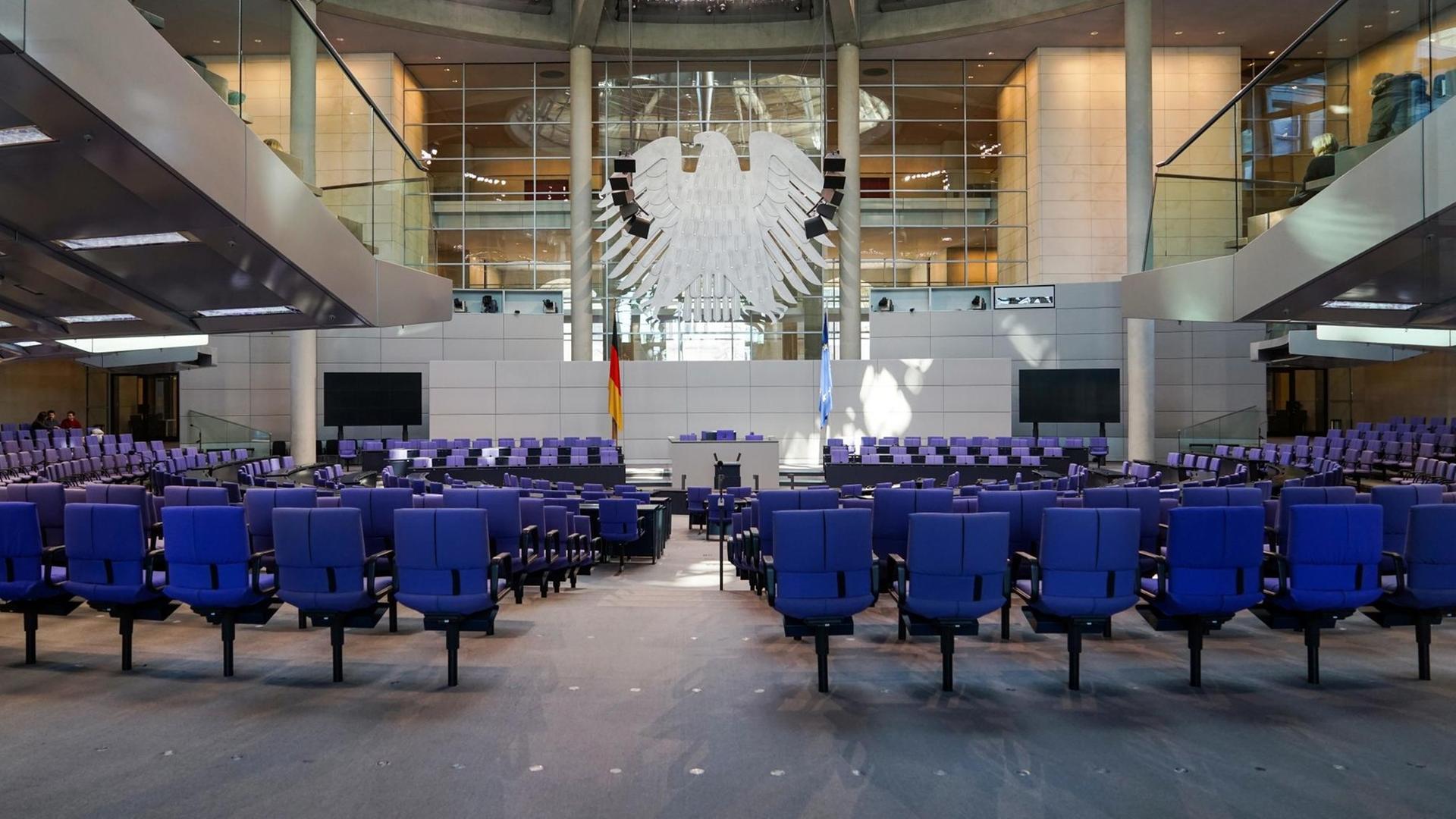 Innenansicht des Deutschen Bundestags in Berlin. Zu sehen sind Stühle im Plenum von hinten.