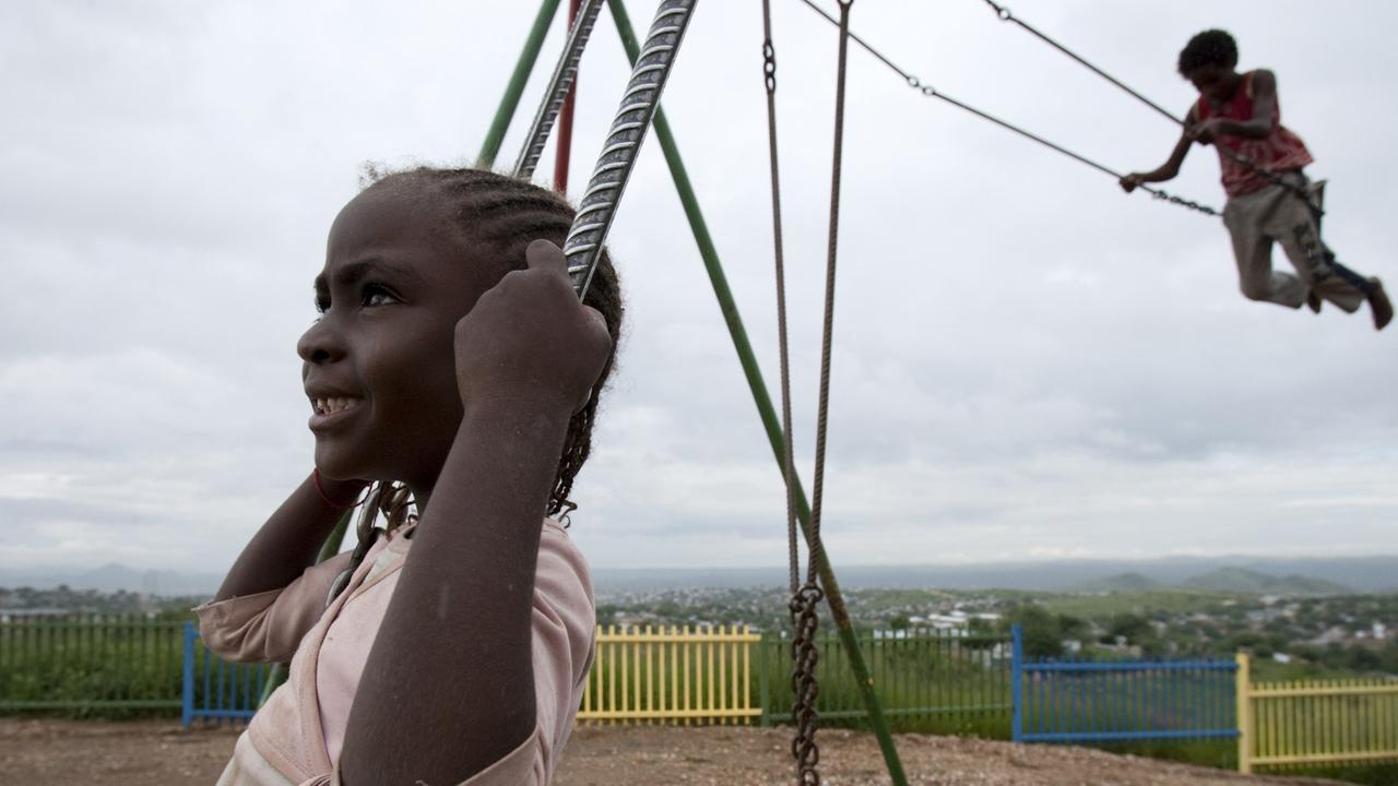 Kinder schaukeln auf einem Spielplatz im Statteil Katutura, dem größten Township Windhoeks.
