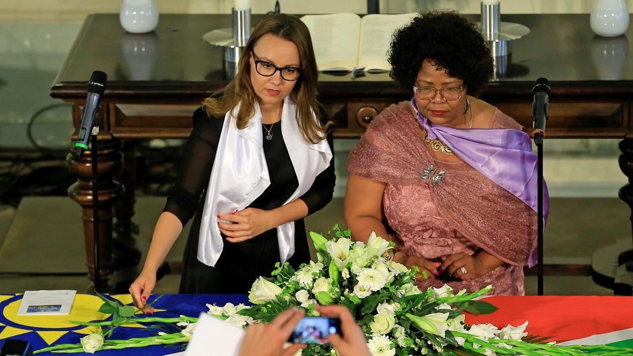 Die SPD-Politikerin Michelle Müntefering und die Bildungsministerin Namibias, Katrina Hanse-Himarwa, bei der Zeremonie für die Opfer von Kolonialverbrechen an Herero und Nama im Französischen Dom in Berlin