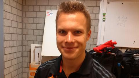 Markus Rehm mit einem DLF-Mikrofon in der Hand.