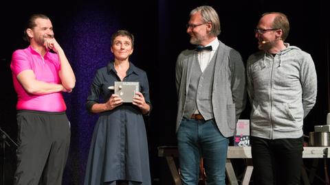 Die vier Mitgleider von Science Busters mit der Trophäe des Salzburger Stiers 2018 auf der Bühne.
