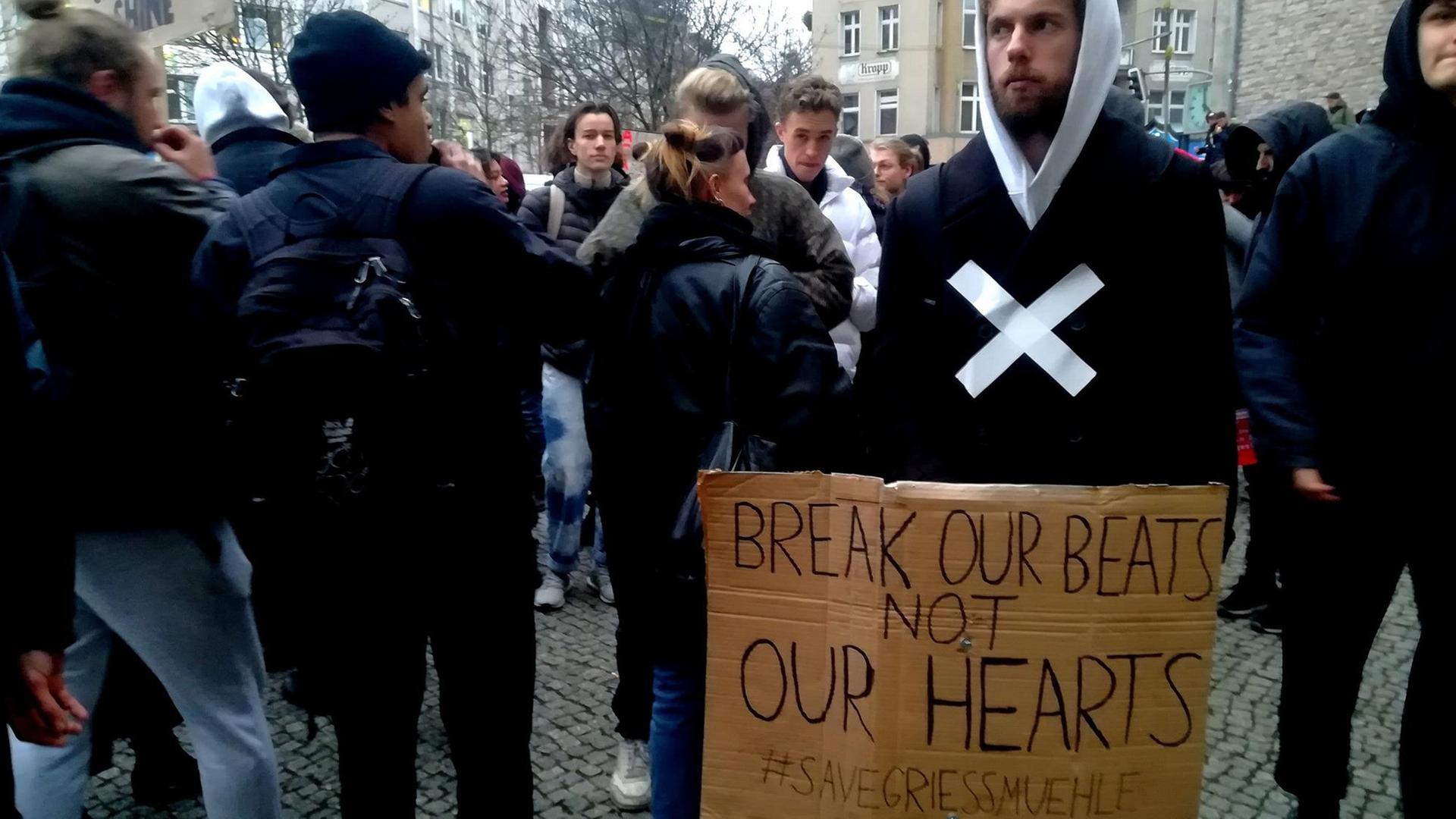 Berliner Partygänger demonstriert vor dem Rathaus Neukölln gegen die drohende Schließung von Szeneclubs