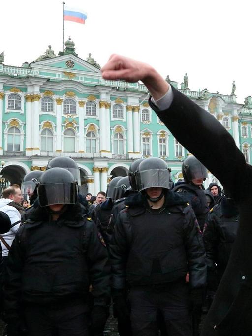 Am 26. März 2017 protestieren Demonstranten im russischen St. Petersburg gegen Korruption und für die Abdankung des russischen Premierministern Dimitri Medwedew