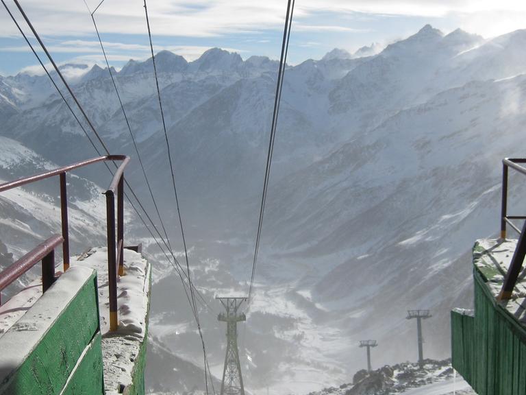 Seilbahn im Elbrus-Skigebiet im Kaukasus