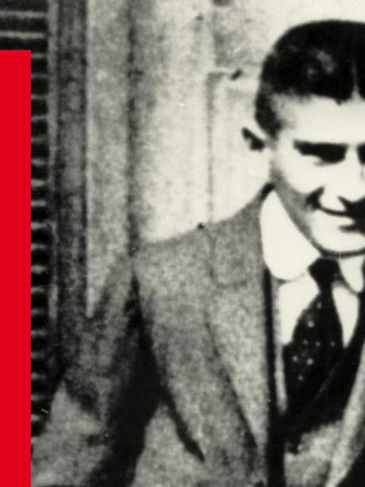 Franz Kafka lächelt verschmitzt in die Kamera. Davor das Buchcover.