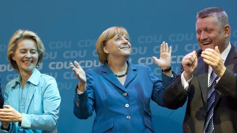 Bundesarbeitsministerin Ursula von der Leyen (CDU), Bundeskanzlerin Angela Merkel (CDU) Hermann Gröhe, Generalsekretär der CDU bei einem Tänzchen