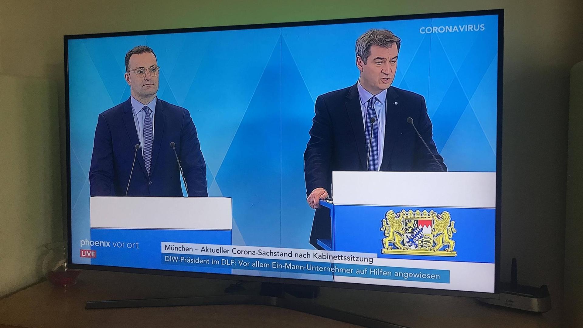 Bundesgesundheitsminister Jens Spahn und Bayerns Ministerpräsident Markus Söder stehen bei einer Pressekonferenz nebeneinander. Bundesgesundheitsminister Jens Spahn und Bayerns Ministerpräsident Markus Söder stehen bei einer Pressekonferenz nebeneinander.