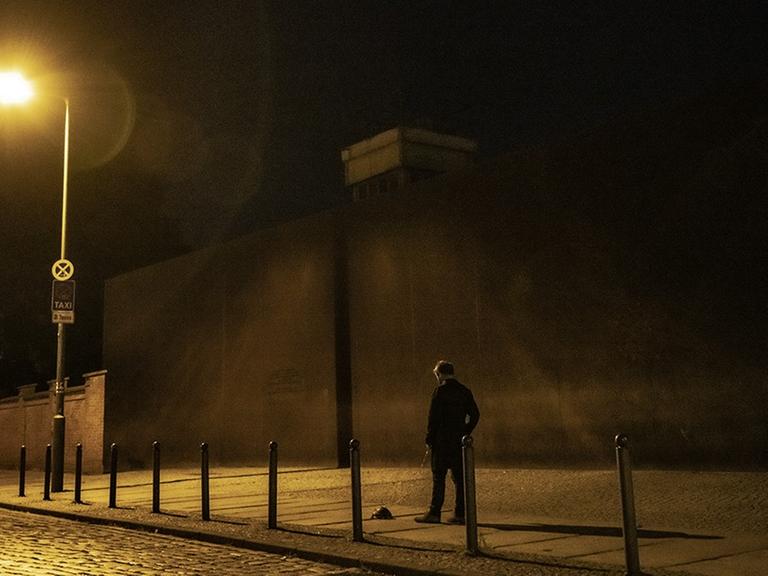 Eine Schildkröte und ein Mann vor der Gedenkstätte Berliner Mauer