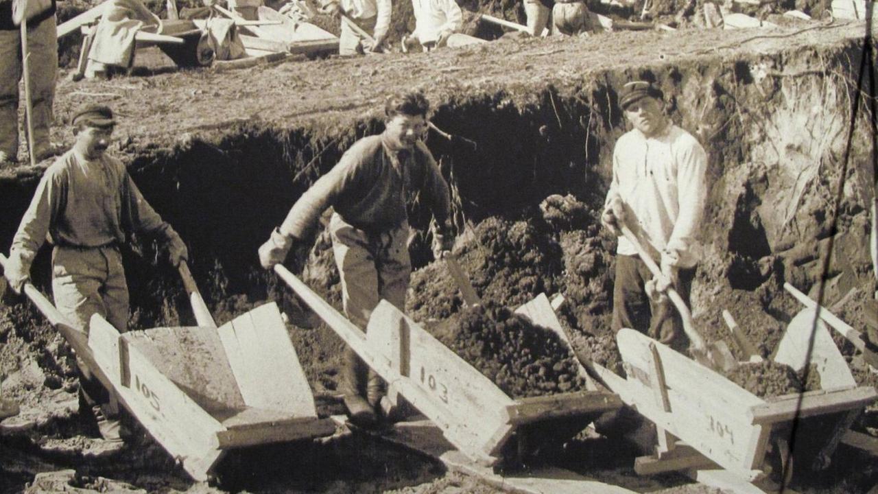 Ein historisches Foto (Häftlinge bei der Arbeit) in der Ausstellung im Gulag Perm 36. Das Arbeitslager am Dorf Kucino befindet sich ca. 90 Kilometer östlich der Stadt Perm im Ural.