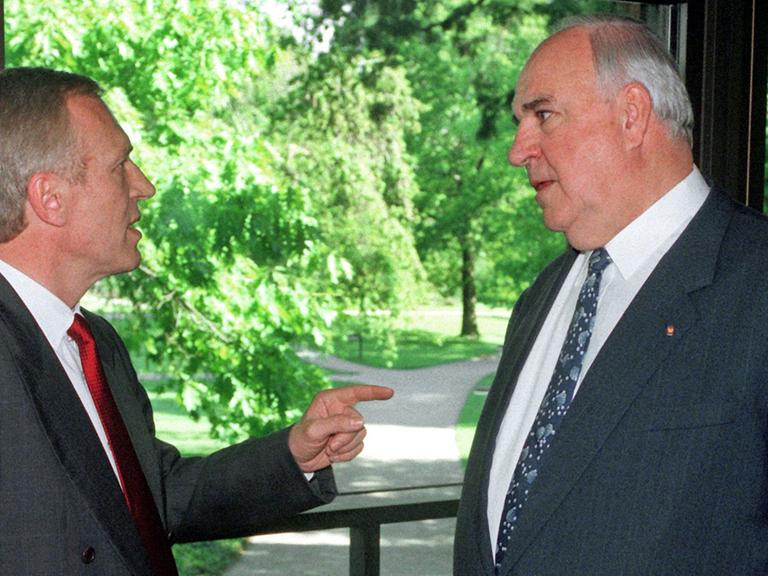Bundeskanzler Helmut Kohl und sein langjähriger Berater Joachim Bitterlich (l) unterhalten sich am 22. Mai 1996 im Bonner Kanzleramt.