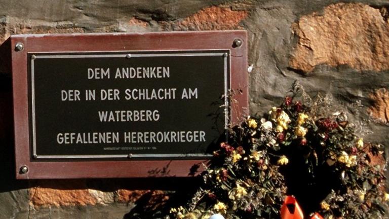 Eine Gedenktafel auf dem deutschen Friedhof am Waterberg (Namibia) mit der Aufschrift "Dem Andenken der in der Schlacht am Waterberg gefallenen Hererokrieger".