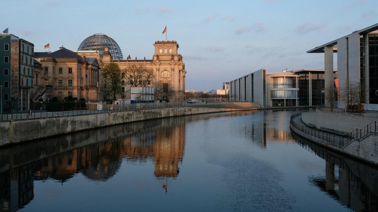 Der Reichstag am Berliner Spreeufer.