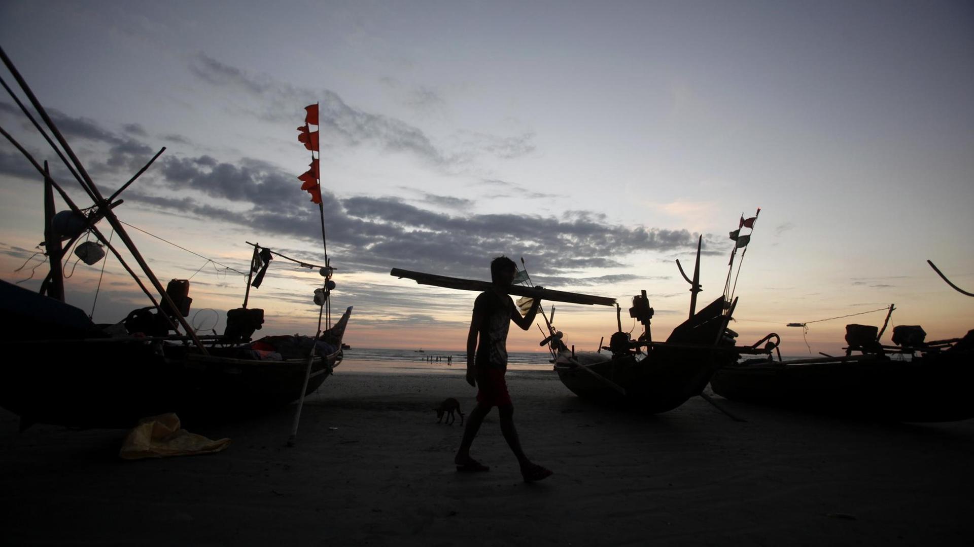 Das Bild zeigt einen Fischer am MaungMaKan Beach in Myanmar.