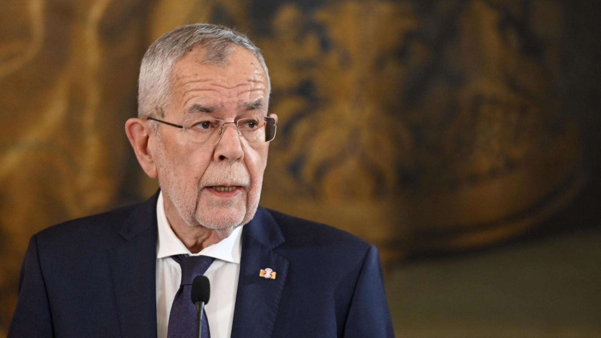 Österreichs Bundespräsident Van der Bellen in Anzug und Krawatte Österreichs Bundespräsident Van der Bellen in Anzug und Krawatte